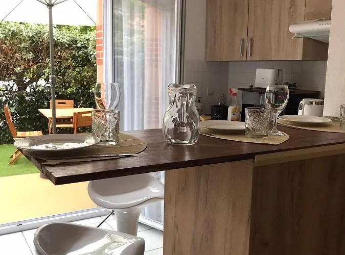 Apartment T2 Climatise Jardin & Court De Tennis/piscine /parking/fibre *